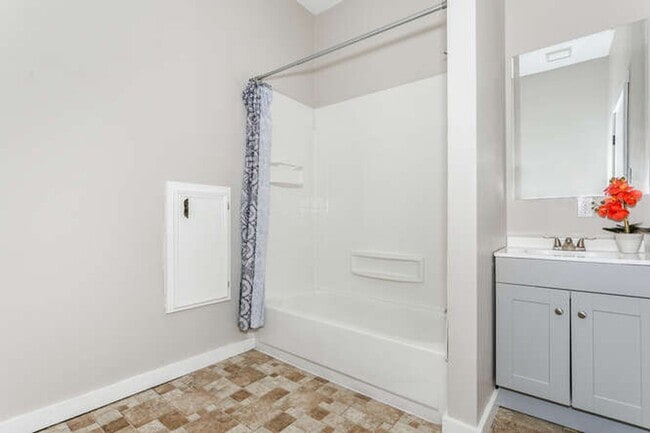 Building Photo - 3 Bedroom 2 bath home with garage in a prime location!