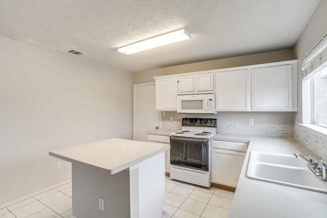 Building Photo - Ready for New Tenants- Large 3 bed, 2.5 bath in West Fort Worth- 76108