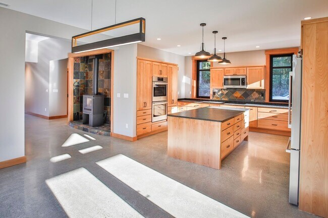 Building Photo - Private, Custom Home in Greenbank!