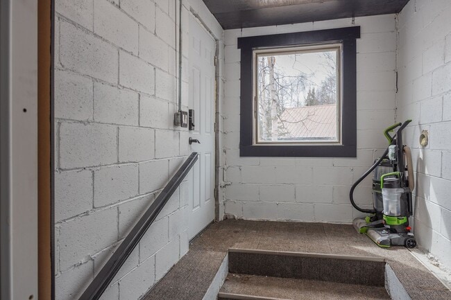 Building Photo - **Charming 2-Bedroom Duplex Unit in Fairbanks**