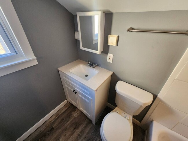 Building Photo - Charming 5-Bedroom Property in Prime Location