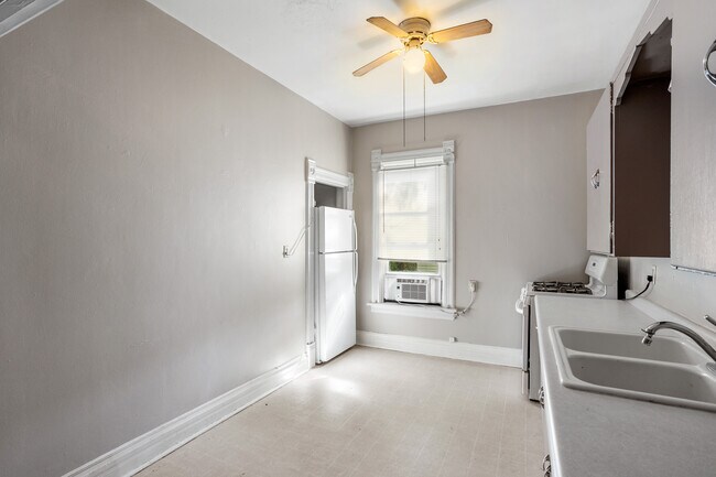 Building Photo - 1303 Waugoo Ave
