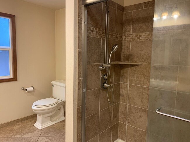 Building Photo - O1100-1106