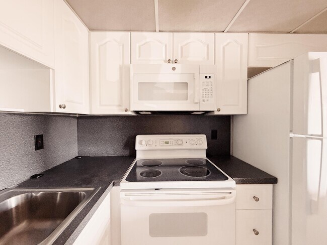 Building Photo - 100 Village Green Cir E