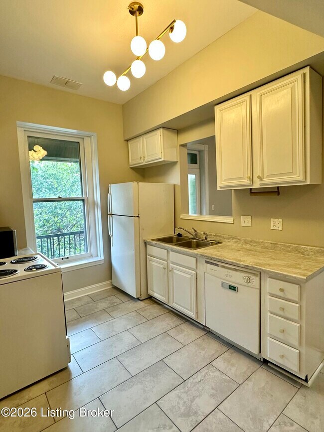 Building Photo - 1402 S 6th St