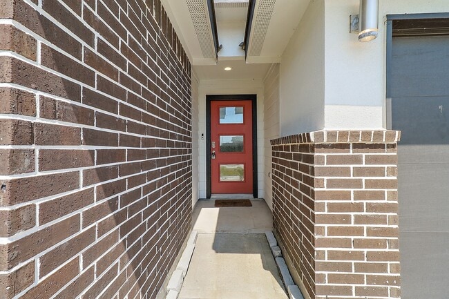 Building Photo - 14819 Cold Water Dr