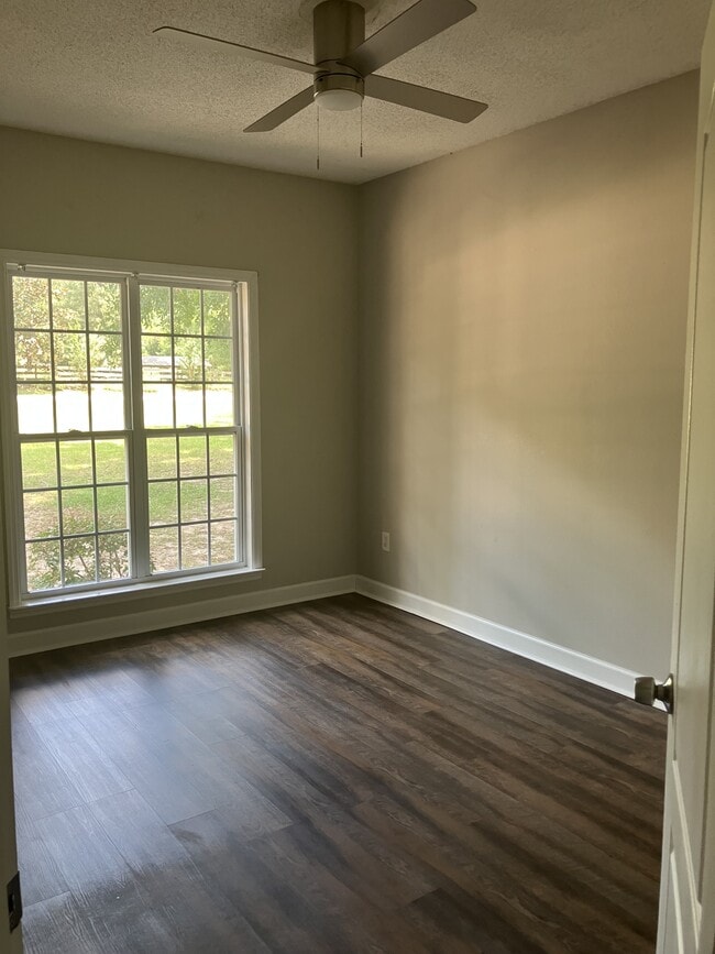 Building Photo - 318 Riverchase Dr