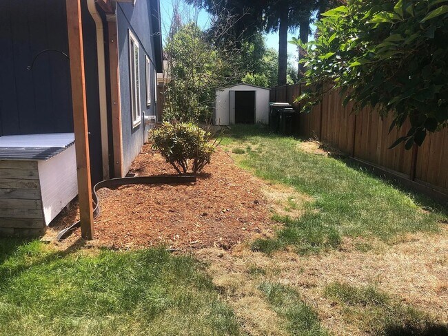 Building Photo - Spacious Single Level 3bd 2.75bath availab...