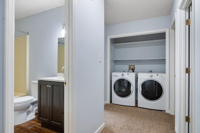 Building Photo - 3 bed/2 1/2 Bath. Pet Friendly. Easy acces...