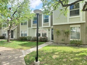 Building Photo - Spacious Townhome, A/C, 2c Garage, Renovat...