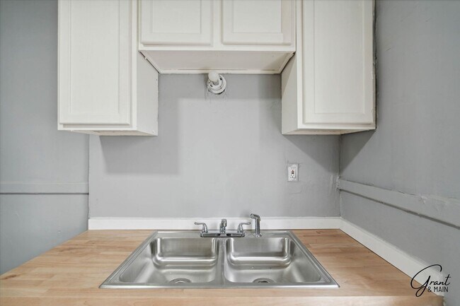 Building Photo - 3813 W Euclid St