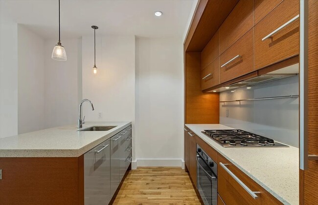 Building Photo - Modern Comfort in Every Corner