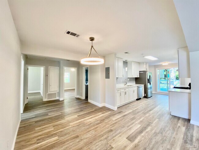 Building Photo - 402 Fairpoint Dr