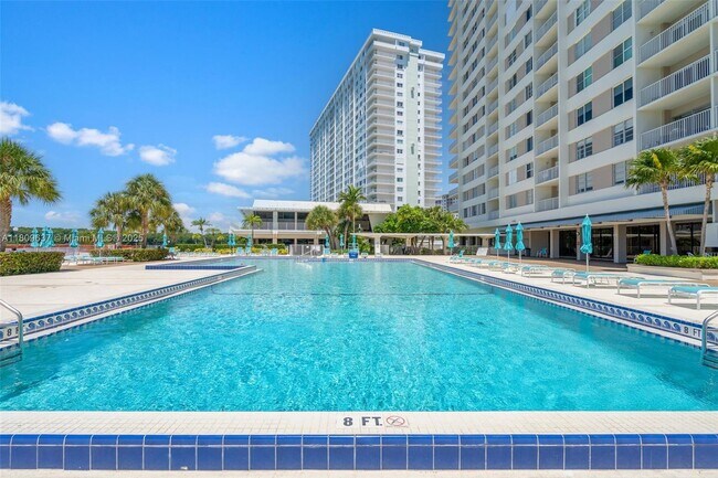 Building Photo - 300 Bayview Dr