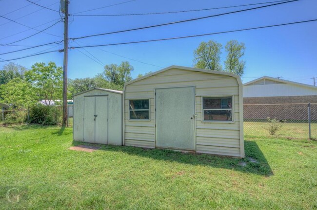 Building Photo - 1210 Gretchen Ln