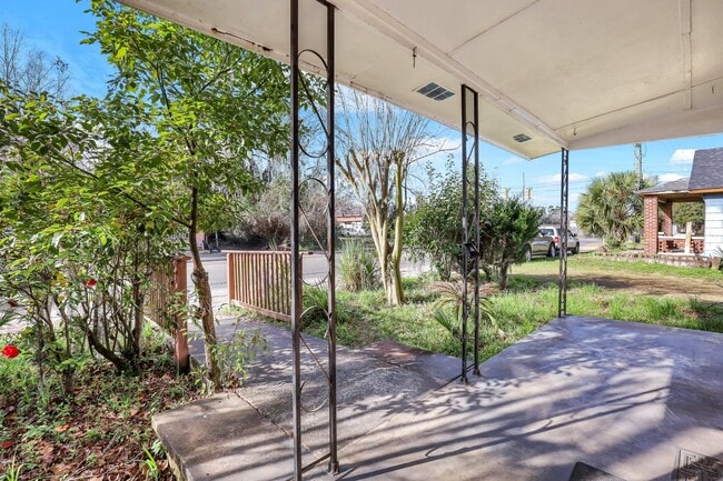 Building Photo - 1008 W 52nd St