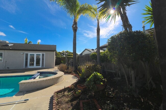 Building Photo - 3 bed/ 2 bath house in University city! Pool/ yard w 2 car garage! Remodeled kitchen and updated ...