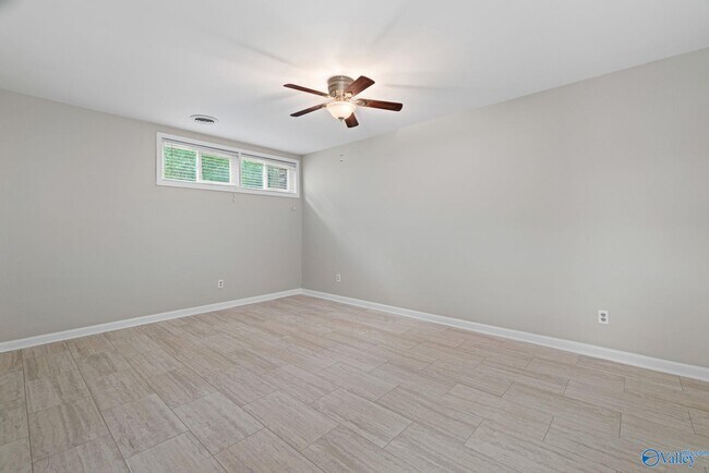 Building Photo - 820 Tannahill Dr SE