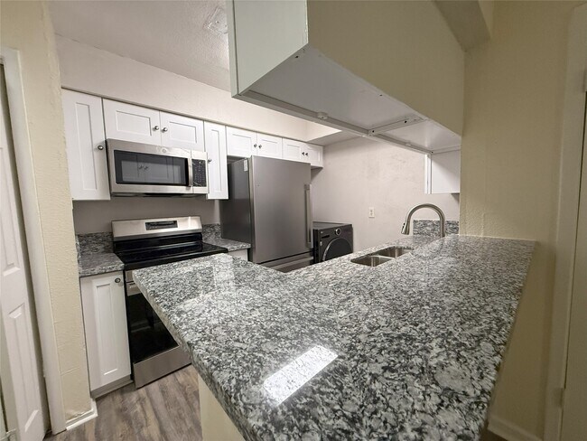 Building Photo - 2100 Wilcrest Dr