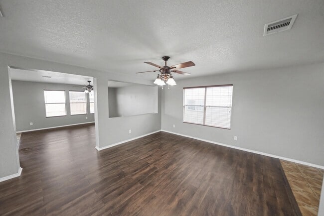 Building Photo - Spacious Cul-de-Sac Home with Greenbelt Privacy - Realtor Commission: $500