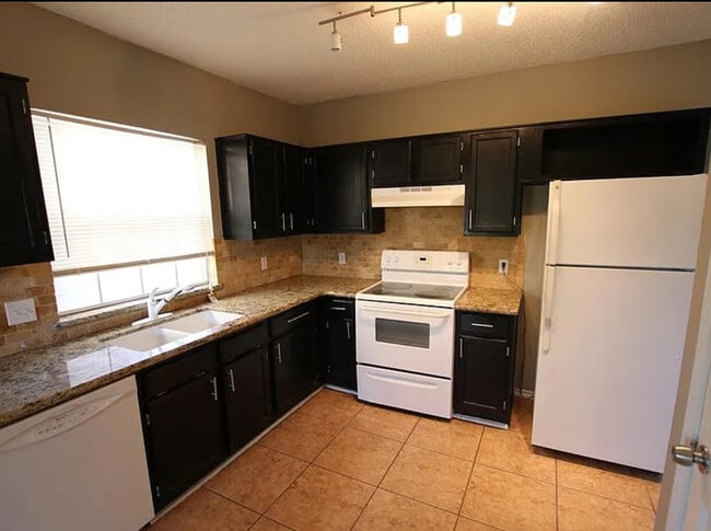 Building Photo - 1618 Beach Ln