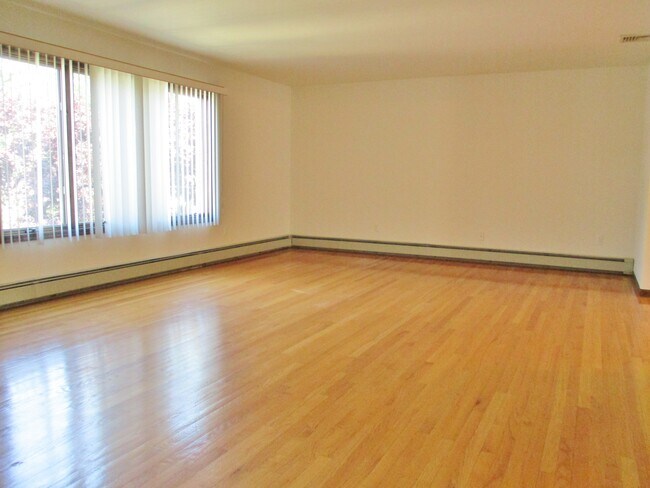 Building Photo - 362 Wilson Ave