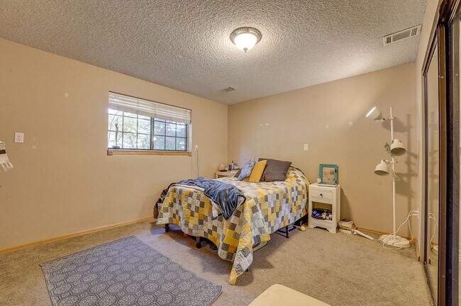 Building Photo - 4 bed, 2 bath Home in Central Fort Collins