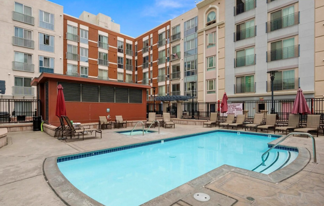 Building Photo - UNBEATABLE LOCATION 1 BEDROOM, TOP FLOOR  ...