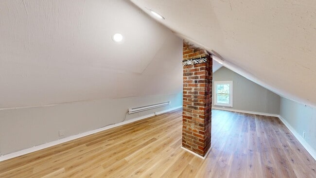 Building Photo - 3 Bed Single Family with Huge Kitchen and ...