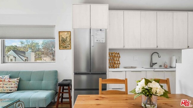 Building Photo - 116 S Glenroy Ave