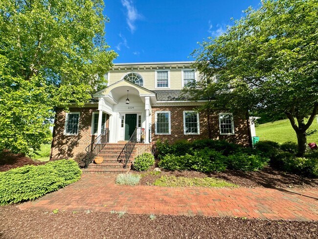 Building Photo - Charming Wyatt Farms Home with Stunning Vi...