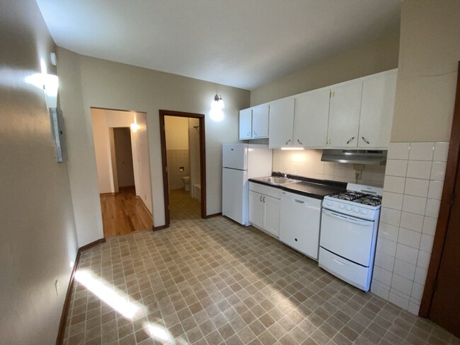 Building Photo - Prime Location: 1 Bed at Historic Preserve...