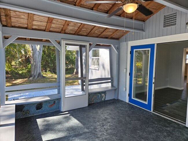 Building Photo - Annual Unfurnished 3 Bedroom 2 Bathroom Si...