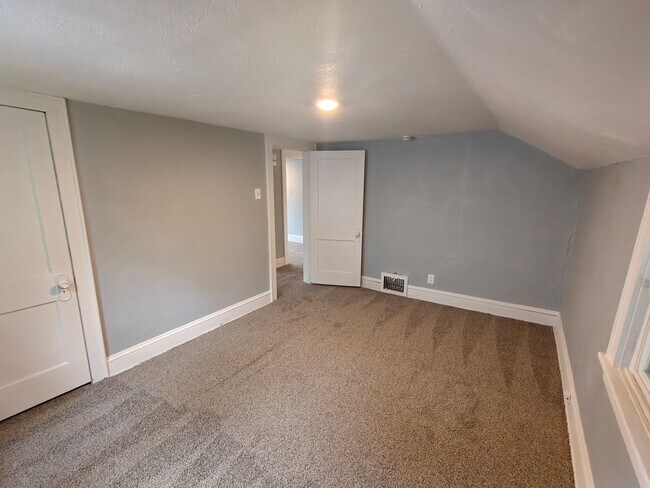 Building Photo - 543 Hoye Ave