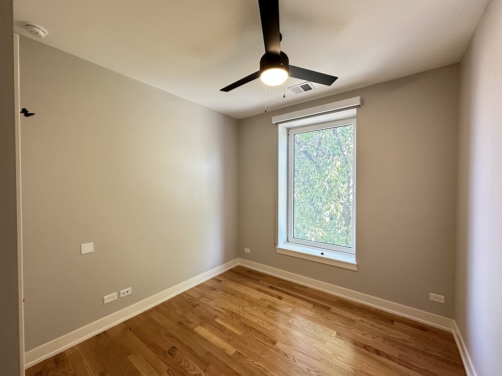 Building Photo - 2100 W 18th Pl