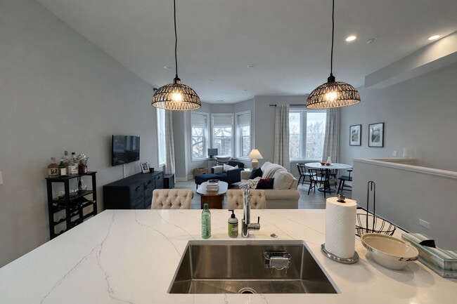 Building Photo - 1535 N Maplewood Ave