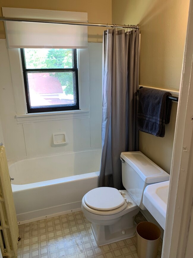 Full bath - 326 N Johnson St