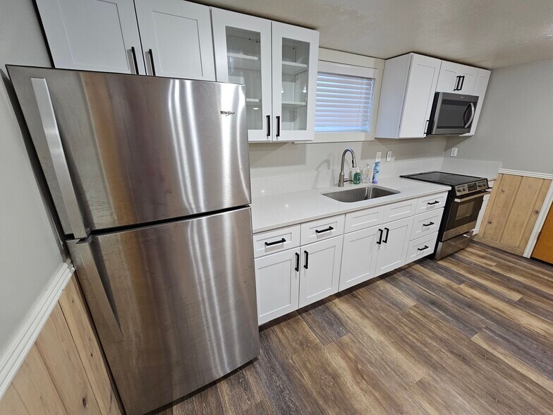 Building Photo - 4 E 1100 S