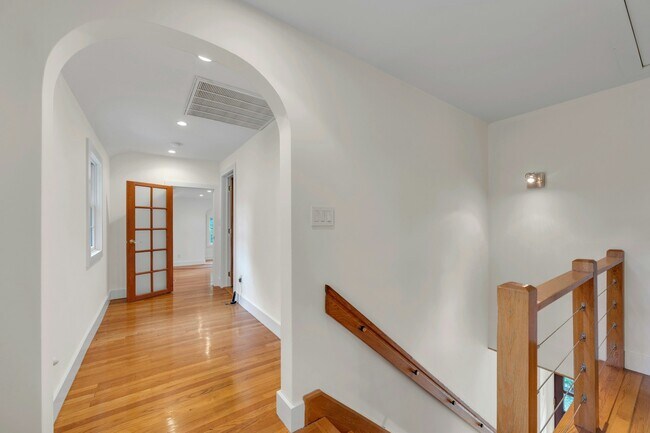 Building Photo - 278 Maple St