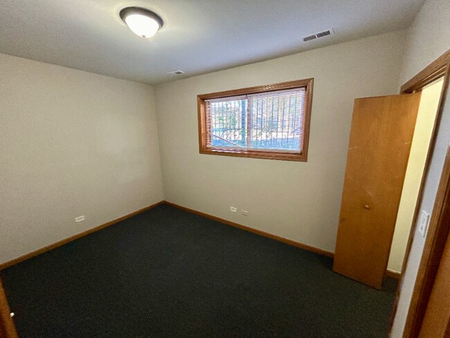 Building Photo - 5642 S Prairie Ave