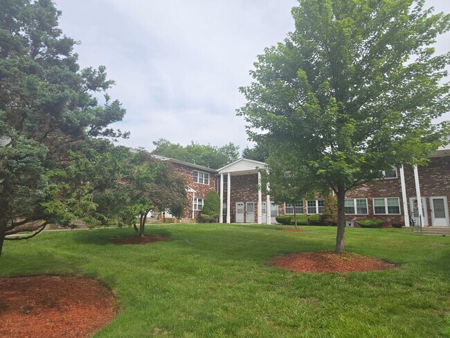 Building Photo - 276 Temple Hill Rd