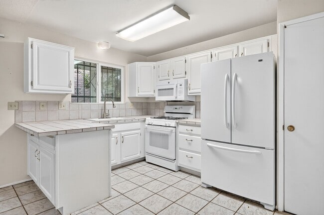 Building Photo - 510 W Cll Lago