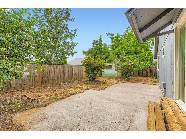 Building Photo - Charming One - Level