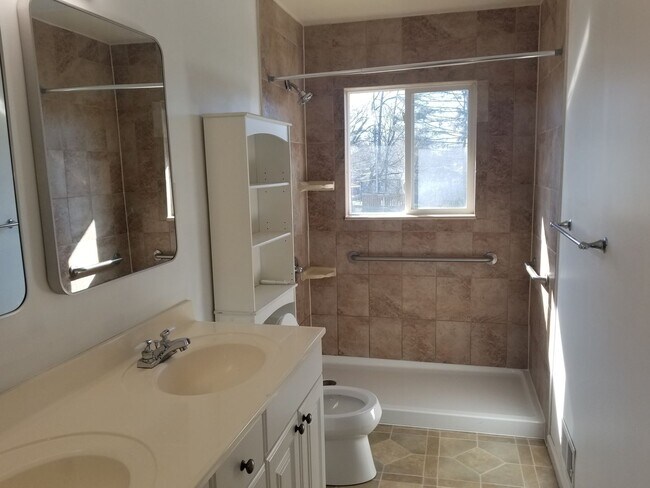 Building Photo - 577 Pinnacle Rd