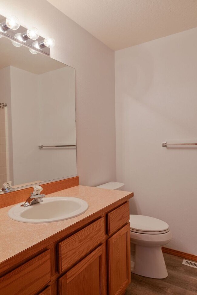 Building Photo - Single Story Home w/ HOA Provided Lawn Services