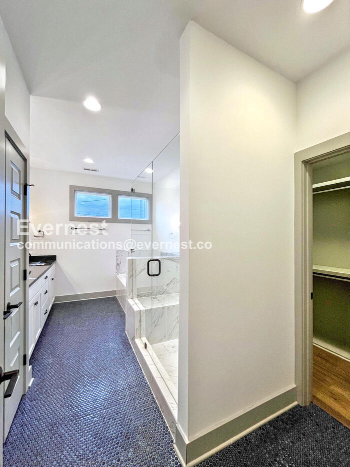 Building Photo - 915B Caruthers Ave