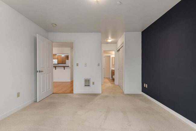 Building Photo - 701 1st Ave N