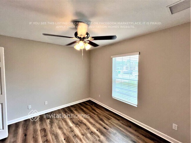 Building Photo - 832 SE Starflower Ave