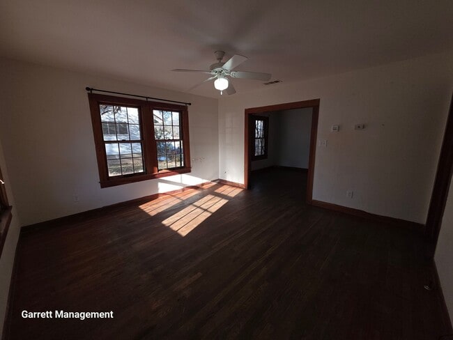 Building Photo - 2/1 House in Lampasas