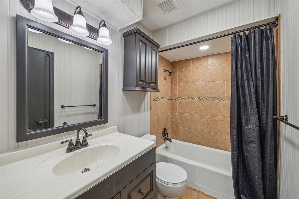 Building Photo - 412 Lyndale Dr
